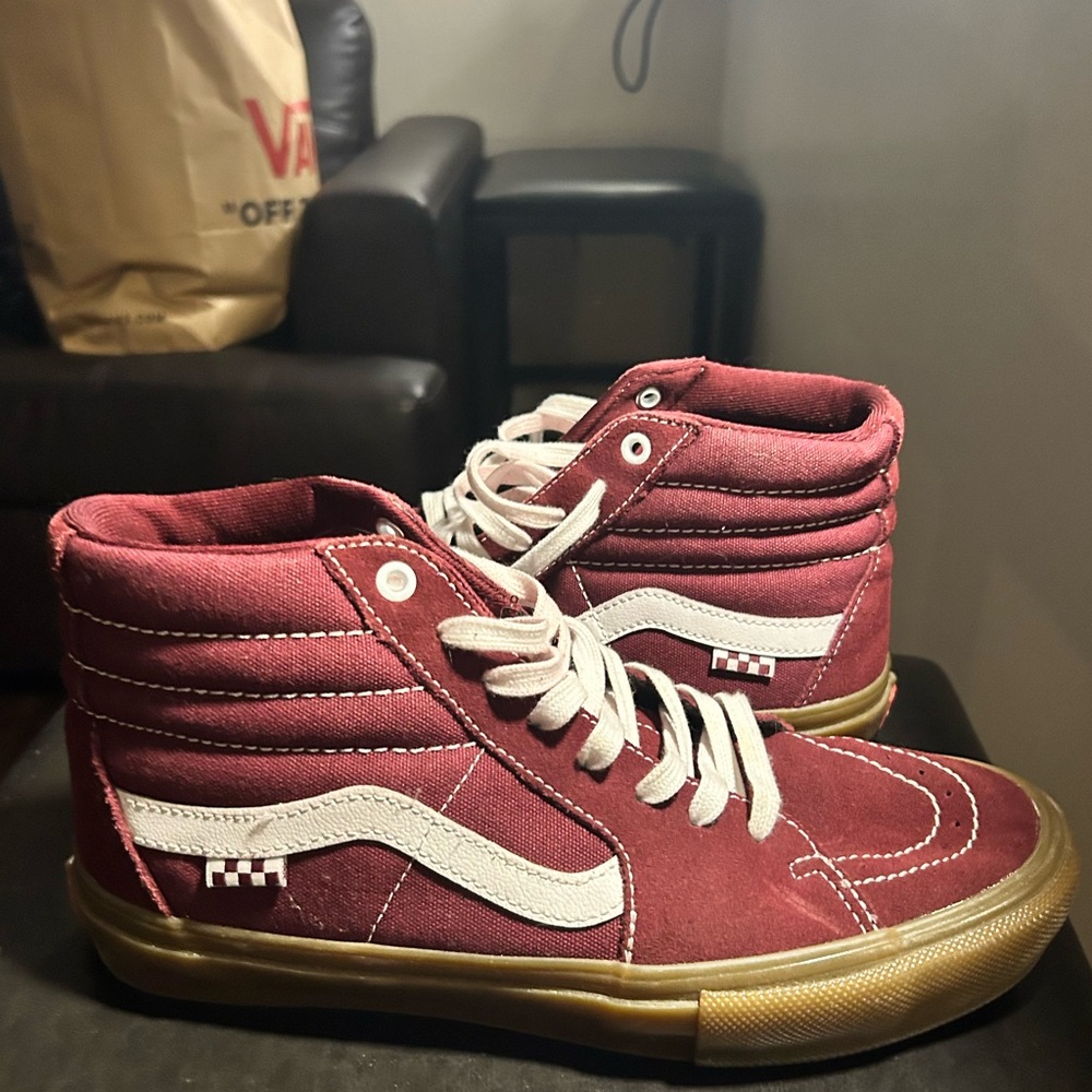 Van’s - Men’s sz 9, maroon- high top shoes, classic